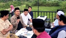 Pengurus Lakpesdam NU Sumenep, Prengki Wirananda (jaket cokelat) saat menyampaikan gagasan pada rapat internal di Kafe Titik.Temu Sumenep. (ISTIMEWA)