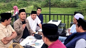 Pengurus Lakpesdam NU Sumenep, Prengki Wirananda (jaket cokelat) saat menyampaikan gagasan pada rapat internal di Kafe Titik.Temu Sumenep. (ISTIMEWA)