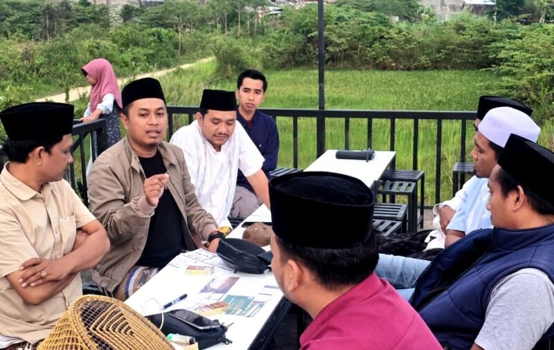 Pengurus Lakpesdam NU Sumenep, Prengki Wirananda (jaket cokelat) saat menyampaikan gagasan pada rapat internal di Kafe Titik.Temu Sumenep. (ISTIMEWA)