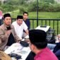 Pengurus Lakpesdam NU Sumenep, Prengki Wirananda (jaket cokelat) saat menyampaikan gagasan pada rapat internal di Kafe Titik.Temu Sumenep. (ISTIMEWA)