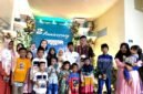 Owner RSIA Puri Bunda Madura, dr. Franky Ardhana Kawilarang (pakai batik) didampingi Direktur RSIA Puri Bunda Madura sekaligus istri tercintanya, dr. Anita Setiawati foto bersama KH. Kholil Yasin dan anak yatim pada momentum perayaan HUT ke-2 RSIA Puri Bunda Madura. (YUSRIL RAHMAN SYAKUR / KLIKMADURA)