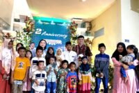 Owner RSIA Puri Bunda Madura, dr. Franky Ardhana Kawilarang (pakai batik) didampingi Direktur RSIA Puri Bunda Madura sekaligus istri tercintanya, dr. Anita Setiawati foto bersama KH. Kholil Yasin dan anak yatim pada momentum perayaan HUT ke-2 RSIA Puri Bunda Madura. (YUSRIL RAHMAN SYAKUR / KLIKMADURA)