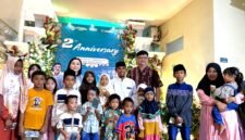 Owner RSIA Puri Bunda Madura, dr. Franky Ardhana Kawilarang (pakai batik) didampingi Direktur RSIA Puri Bunda Madura sekaligus istri tercintanya, dr. Anita Setiawati foto bersama KH. Kholil Yasin dan anak yatim pada momentum perayaan HUT ke-2 RSIA Puri Bunda Madura. (YUSRIL RAHMAN SYAKUR / KLIKMADURA)