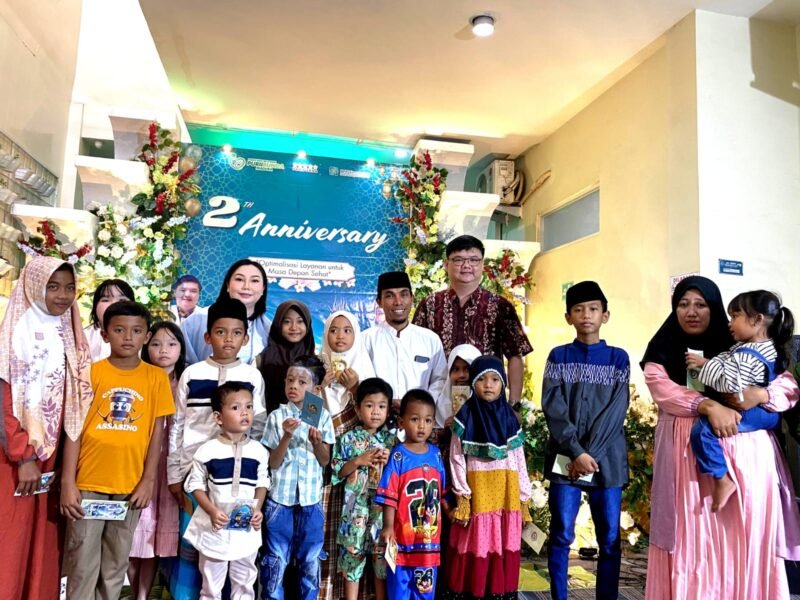 Owner RSIA Puri Bunda Madura, dr. Franky Ardhana Kawilarang (pakai batik) didampingi Direktur RSIA Puri Bunda Madura sekaligus istri tercintanya, dr. Anita Setiawati foto bersama KH. Kholil Yasin dan anak yatim pada momentum perayaan HUT ke-2 RSIA Puri Bunda Madura. (YUSRIL RAHMAN SYAKUR / KLIKMADURA)