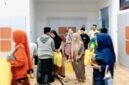 Puluhan korban penipuan Hozizah menerima bantuan sembako dari PT. Pegadaian Syariah Area Madura. (ISTIMEWA)