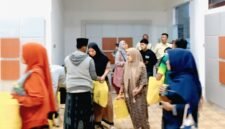 Puluhan korban penipuan Hozizah menerima bantuan sembako dari PT. Pegadaian Syariah Area Madura. (ISTIMEWA)
