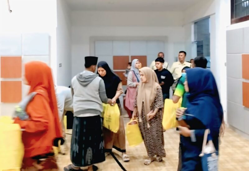 Puluhan korban penipuan Hozizah menerima bantuan sembako dari PT. Pegadaian Syariah Area Madura. (ISTIMEWA)