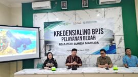 Owner RSIA Puri Bunda Madura, dr. Franky Ardhana Kawilarang,. M.Bio.Med (pegang mik) memberi sambutan saat kredensialing pelayanan poli bedah. (KLIKMADURA)