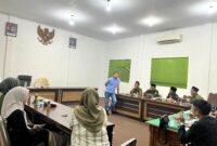 Ketua DPD Gelora Indonesia Pamekasan, Mohammad Saedy Romli saat menyampaikan materi tentang politik anggaran kepada pengurus DPW IMABA Pamekasan. (ISTIMEWA)