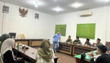 Ketua DPD Gelora Indonesia Pamekasan, Mohammad Saedy Romli saat menyampaikan materi tentang politik anggaran kepada pengurus DPW IMABA Pamekasan. (ISTIMEWA)