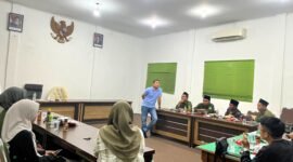 Ketua DPD Gelora Indonesia Pamekasan, Mohammad Saedy Romli saat menyampaikan materi tentang politik anggaran kepada pengurus DPW IMABA Pamekasan. (ISTIMEWA)