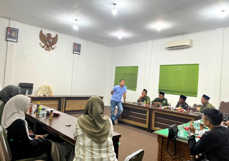 Ketua DPD Gelora Indonesia Pamekasan, Mohammad Saedy Romli saat menyampaikan materi tentang politik anggaran kepada pengurus DPW IMABA Pamekasan. (ISTIMEWA)