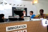 Petugas Imigrasi saat mengecek kelengkapan dokumen WNA. (ISTIMEWA)