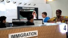 Petugas Imigrasi saat mengecek kelengkapan dokumen WNA. (ISTIMEWA)