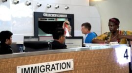 Petugas Imigrasi saat mengecek kelengkapan dokumen WNA. (ISTIMEWA)