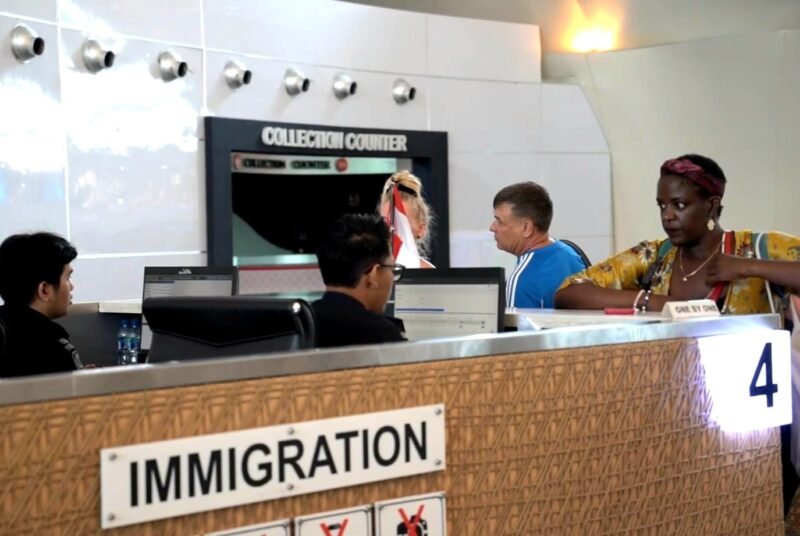 Petugas Imigrasi saat mengecek kelengkapan dokumen WNA. (ISTIMEWA)