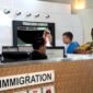Petugas Imigrasi saat mengecek kelengkapan dokumen WNA. (ISTIMEWA)