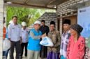 Manajer PLN UP3 Madura, Fahmi Fahresi bersama Sekda Pamekasan, Taufikurrachman menyerahkan bantuan kepada warga. (MOH. IQBALUL KHAVEI MZ / KLIKMADURA)