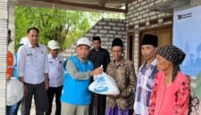 Manajer PLN UP3 Madura, Fahmi Fahresi bersama Sekda Pamekasan, Taufikurrachman menyerahkan bantuan kepada warga. (MOH. IQBALUL KHAVEI MZ / KLIKMADURA)
