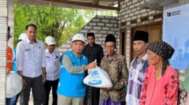 Manajer PLN UP3 Madura, Fahmi Fahresi bersama Sekda Pamekasan, Taufikurrachman menyerahkan bantuan kepada warga. (MOH. IQBALUL KHAVEI MZ / KLIKMADURA)