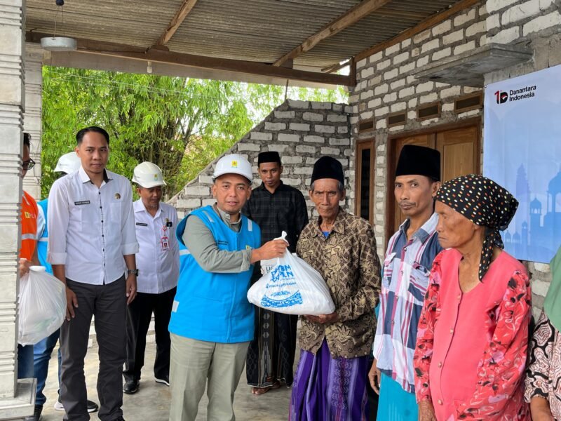 Manajer PLN UP3 Madura, Fahmi Fahresi bersama Sekda Pamekasan, Taufikurrachman menyerahkan bantuan kepada warga. (MOH. IQBALUL KHAVEI MZ / KLIKMADURA)