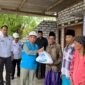 Manajer PLN UP3 Madura, Fahmi Fahresi bersama Sekda Pamekasan, Taufikurrachman menyerahkan bantuan kepada warga. (MOH. IQBALUL KHAVEI MZ / KLIKMADURA)
