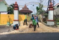 Sejumlah pekerja melakukan pengaspalan jalan di Kelurahan Kowel, Pamekasan dengan menggunakan dana CSR dari CV. Ayunda Permata Sejahtera. (ISTIMEWA)