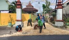 Sejumlah pekerja melakukan pengaspalan jalan di Kelurahan Kowel, Pamekasan dengan menggunakan dana CSR dari CV. Ayunda Permata Sejahtera. (ISTIMEWA)