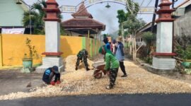 Sejumlah pekerja melakukan pengaspalan jalan di Kelurahan Kowel, Pamekasan dengan menggunakan dana CSR dari CV. Ayunda Permata Sejahtera. (ISTIMEWA)