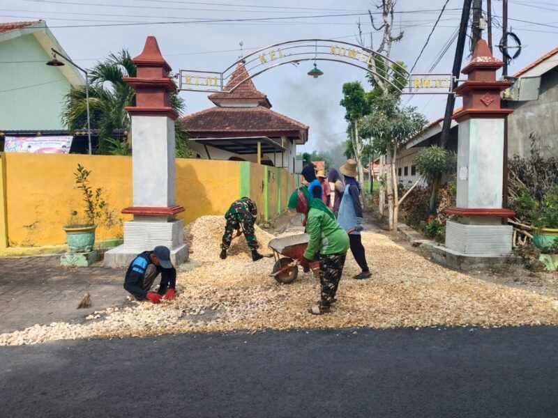 Sejumlah pekerja melakukan pengaspalan jalan di Kelurahan Kowel, Pamekasan dengan menggunakan dana CSR dari CV. Ayunda Permata Sejahtera. (ISTIMEWA)