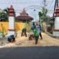 Sejumlah pekerja melakukan pengaspalan jalan di Kelurahan Kowel, Pamekasan dengan menggunakan dana CSR dari CV. Ayunda Permata Sejahtera. (ISTIMEWA)