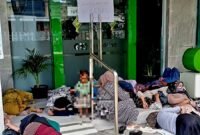 Sejumlah warga yang mengaku korban penipuan agen pegadaian atas nama Hozizah tidur di amperan Kantor PT Pegadaian Syariah Pamekasan, aksi tersebut sebagai bentuk tuntutan agar ada kejelasan ganti rugi. (ISTIMEWA)