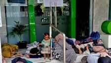 Sejumlah warga yang mengaku korban penipuan agen pegadaian atas nama Hozizah tidur di amperan Kantor PT Pegadaian Syariah Pamekasan, aksi tersebut sebagai bentuk tuntutan agar ada kejelasan ganti rugi. (ISTIMEWA)