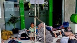 Sejumlah warga yang mengaku korban penipuan agen pegadaian atas nama Hozizah tidur di amperan Kantor PT Pegadaian Syariah Pamekasan, aksi tersebut sebagai bentuk tuntutan agar ada kejelasan ganti rugi. (ISTIMEWA)