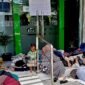 Sejumlah warga yang mengaku korban penipuan agen pegadaian atas nama Hozizah tidur di amperan Kantor PT Pegadaian Syariah Pamekasan, aksi tersebut sebagai bentuk tuntutan agar ada kejelasan ganti rugi. (ISTIMEWA)