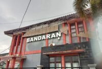 Kondisi atap Puskesmas Bandaran, Pamekasan yang rusak akibat diterjang angin. (ISTIMEWA)