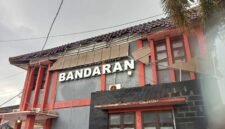 Kondisi atap Puskesmas Bandaran, Pamekasan yang rusak akibat diterjang angin. (ISTIMEWA)