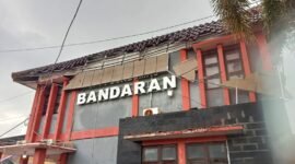Kondisi atap Puskesmas Bandaran, Pamekasan yang rusak akibat diterjang angin. (ISTIMEWA)
