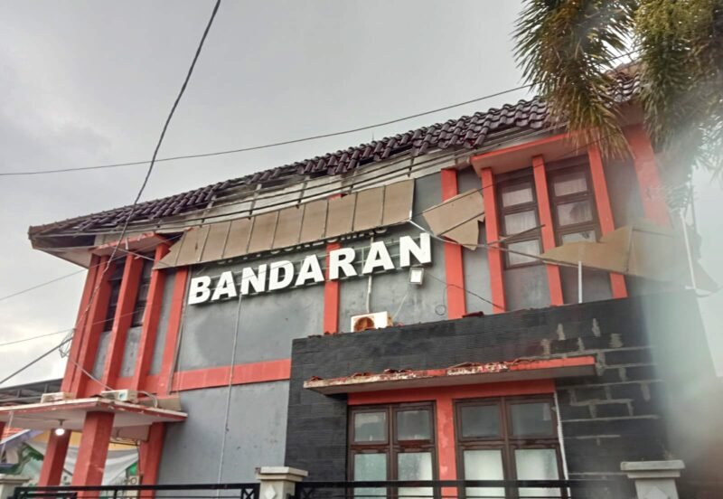 Kondisi atap Puskesmas Bandaran, Pamekasan yang rusak akibat diterjang angin. (ISTIMEWA)