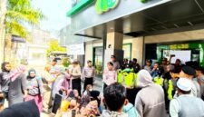Puluhan nasabah PT Pegadaian Syariah Pamekasan saat melakukan aksi demonstrasi. (ISTIMEWA)