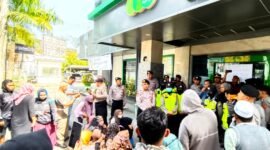 Puluhan nasabah PT Pegadaian Syariah Pamekasan saat melakukan aksi demonstrasi. (ISTIMEWA)