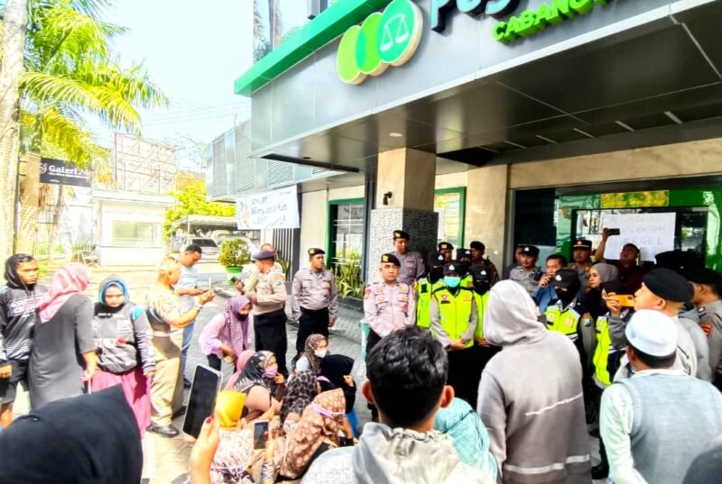 Puluhan nasabah PT Pegadaian Syariah Pamekasan saat melakukan aksi demonstrasi. (ISTIMEWA)