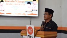 Ketua DPD PKS Pamekasan, Mohammad Alim saat menyampaikan sambutan pada kegiatan Khotmil Quran. (LAILIYATUN NURIYAH / KLIKMADURA)