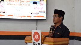 Ketua DPD PKS Pamekasan, Mohammad Alim saat menyampaikan sambutan pada kegiatan Khotmil Quran. (LAILIYATUN NURIYAH / KLIKMADURA)
