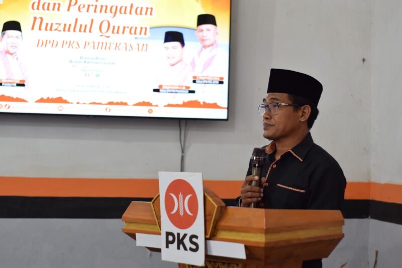 Ketua DPD PKS Pamekasan, Mohammad Alim saat menyampaikan sambutan pada kegiatan Khotmil Quran. (LAILIYATUN NURIYAH / KLIKMADURA)