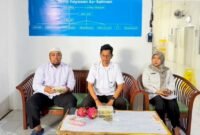 Kepala SPPG As-Salman, Moh. Ainur Rusli bersama ahli gizi menyampaikan keterangan pers terkait menu MBG lele mentah yang ditolak SMAN 2 Pamekasan. (DOK. KLIKMADURA)