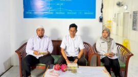 Kepala SPPG As-Salman, Moh. Ainur Rusli bersama ahli gizi menyampaikan keterangan pers terkait menu MBG lele mentah yang ditolak SMAN 2 Pamekasan. (DOK. KLIKMADURA)