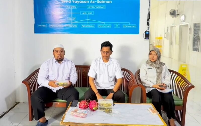 Kepala SPPG As-Salman, Moh. Ainur Rusli bersama ahli gizi menyampaikan keterangan pers terkait menu MBG lele mentah yang ditolak SMAN 2 Pamekasan. (DOK. KLIKMADURA)