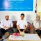 Kepala SPPG As-Salman, Moh. Ainur Rusli bersama ahli gizi menyampaikan keterangan pers terkait menu MBG lele mentah yang ditolak SMAN 2 Pamekasan. (DOK. KLIKMADURA)