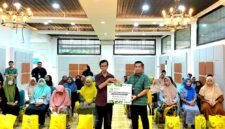 Perwakilan PT Pegadaian Syariah Area Madura menyerahkan bantuan sembako secara simbolis kepada kaum duafa. (DOK. KLIKMADURA)